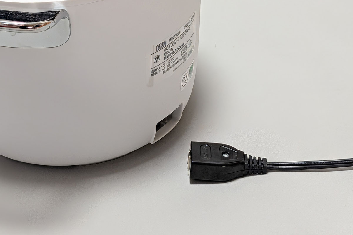 電源はマグネット式で着脱が一瞬。調理後は電源をさっと抜いて鍋ごと食卓に持っていきやすい構造です。調理後の鍋をリビングのテーブルにそのまま置き、家族が各自よそうといった使い方もしやすく便利でした