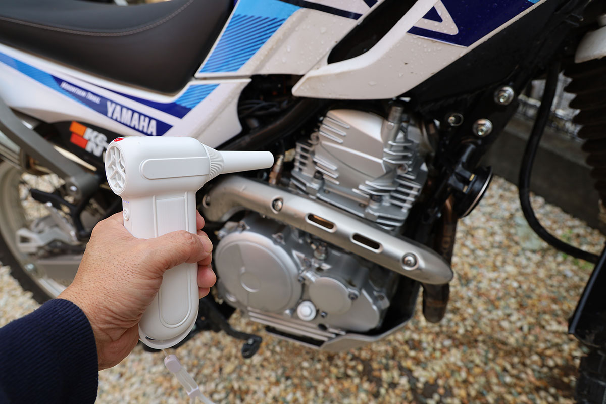 小型ボディなのにかなり強力な風を吹き出すので、バイクの洗車時の水滴を飛ばすのにもちょうどいい