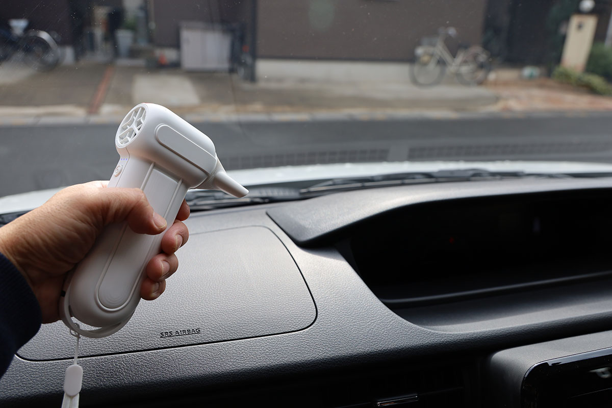 なかなか掃除できないダッシュボードの気になるホコリも強力ジェットで吹き飛ばす