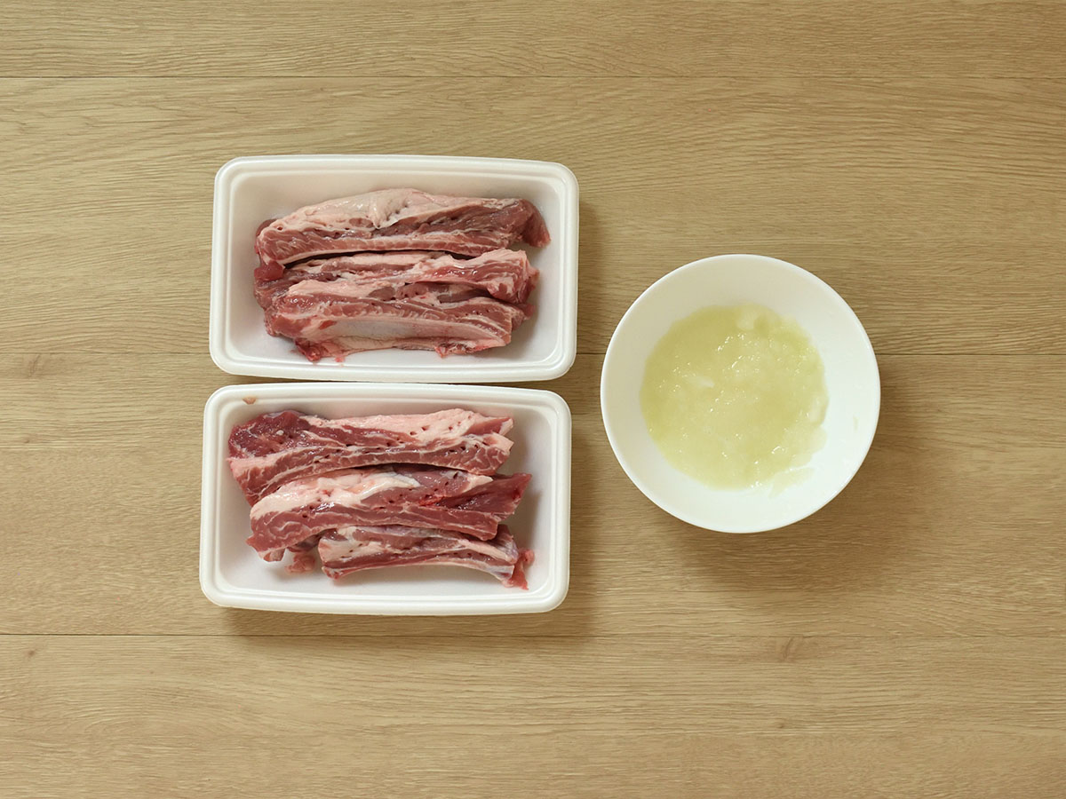 スペアリブに穴を空け、味が染み込みやすくします