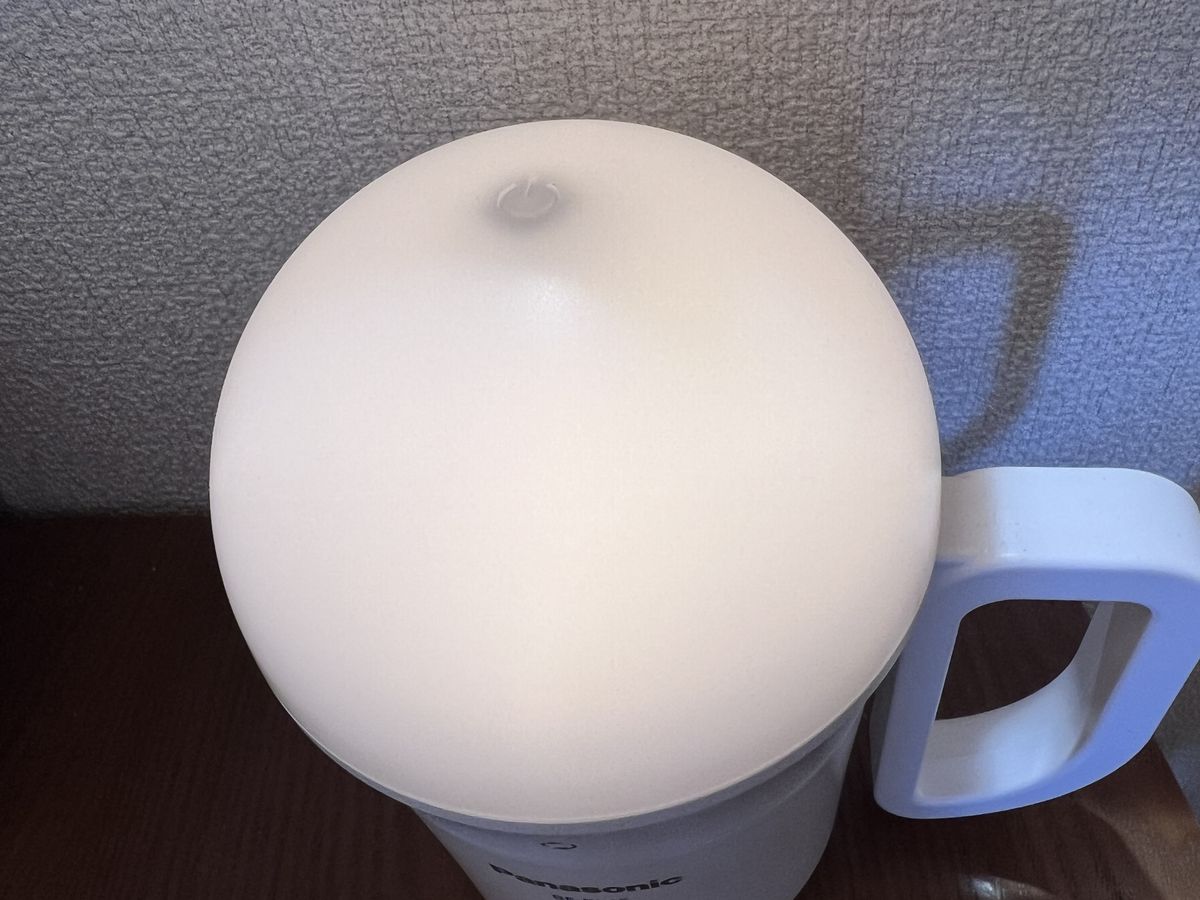 オンオフと調光は上のスイッチで行ないます。正面に調色用のスイッチがあります