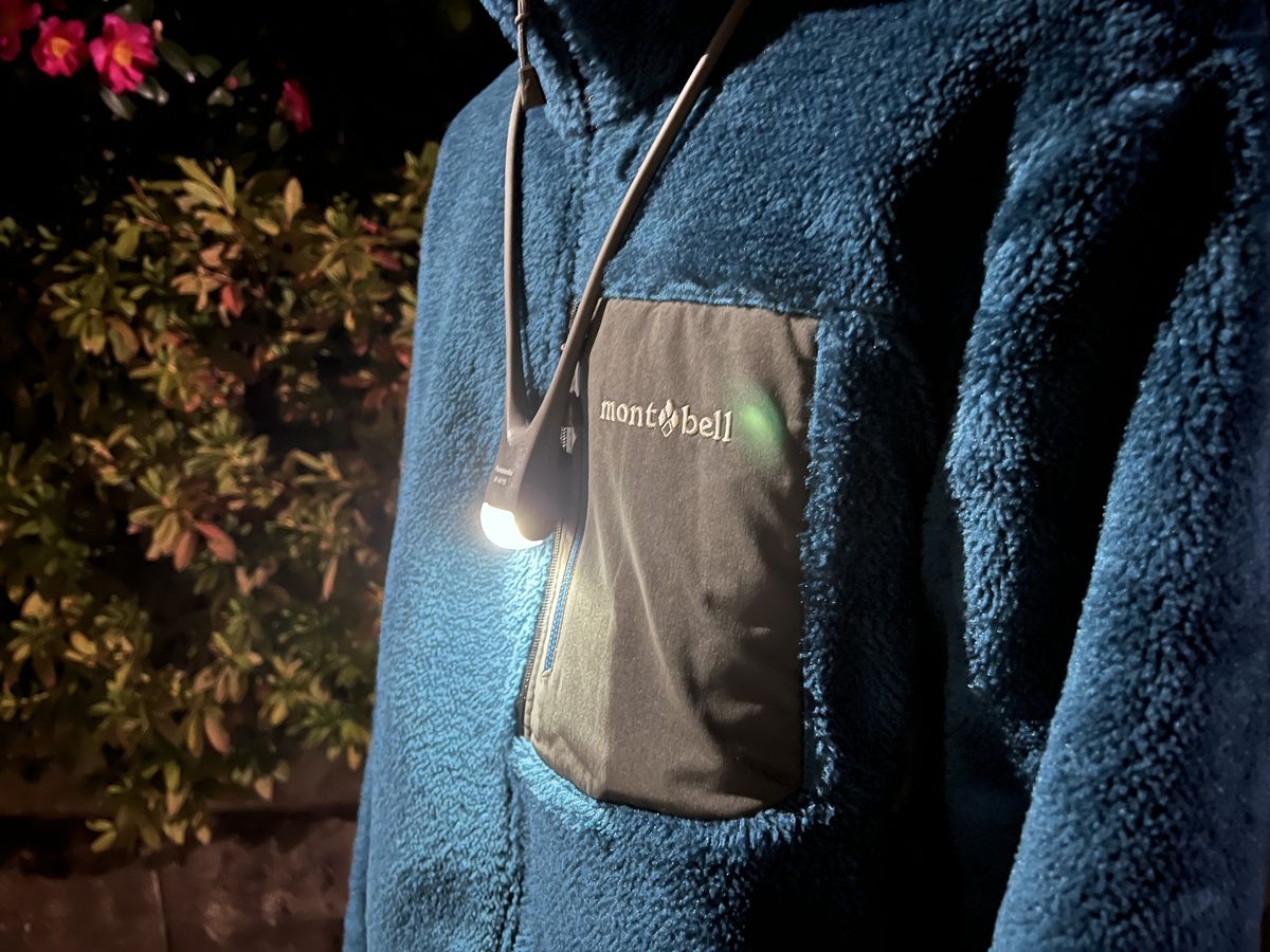 LEDネックライトは、首から下げるだけなので両手があきます。ライトは下向きなので足元が明るいです