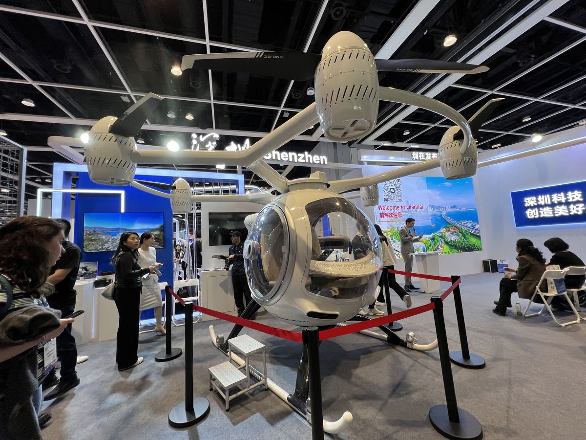 高度1,000メートル以下の低空域で活動する産業用機器の展示もされていました