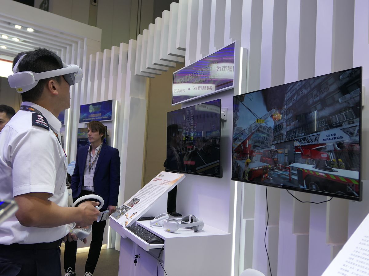 VRで行なう消防士の訓練の様子。再現が難しかった火災現場の状況をVRで体験することで、実際の現場での動き方、判断のポイント、連携の仕方を確認します