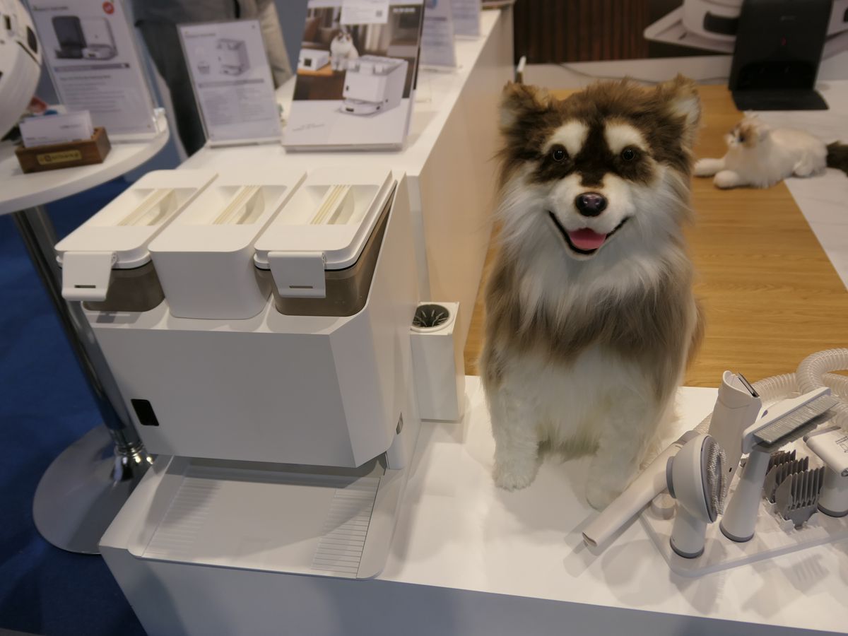 EXTRAVISのブースではペットのための機能が特徴のロボット掃除機を紹介