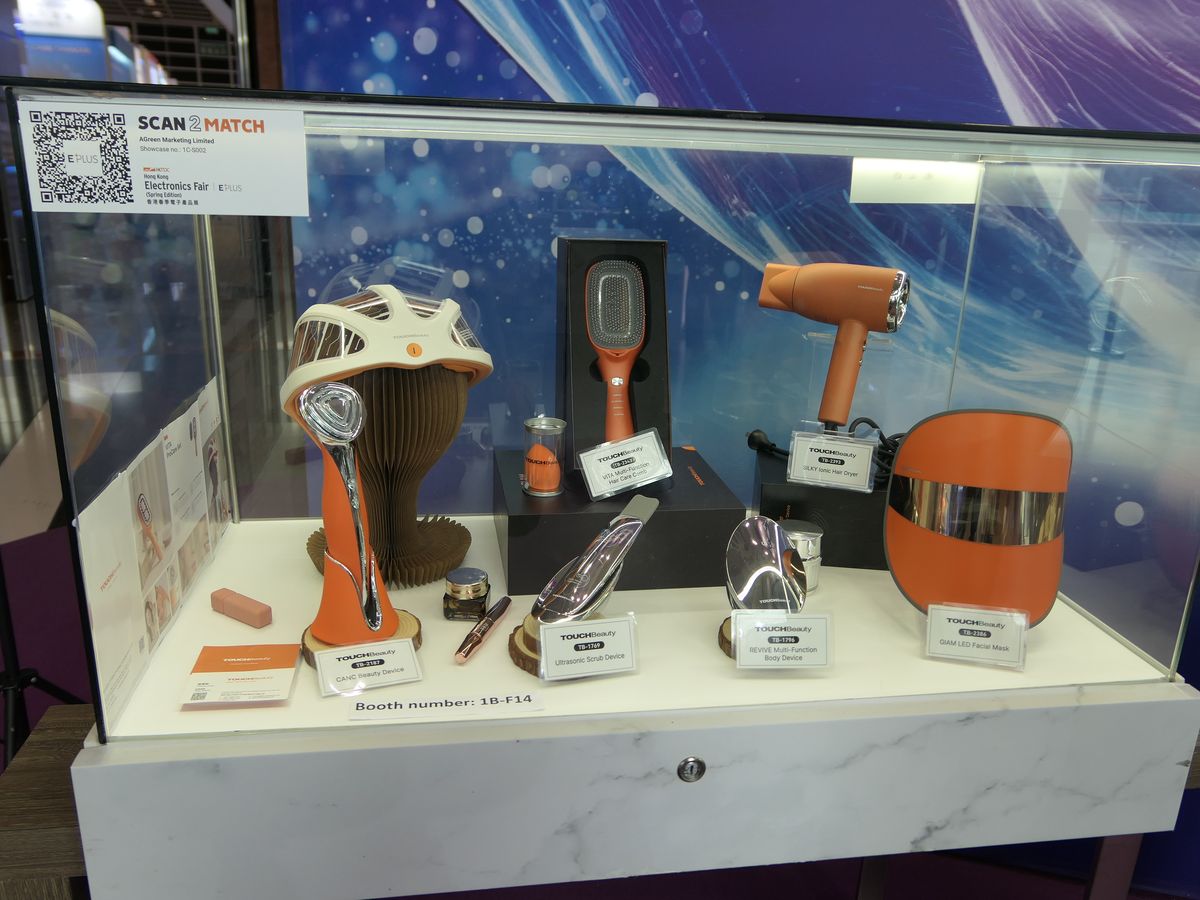 TOUCH Beautyの美容家電。美顔器のタイプも様々。特に、両手があくマスク型が人気だそうです