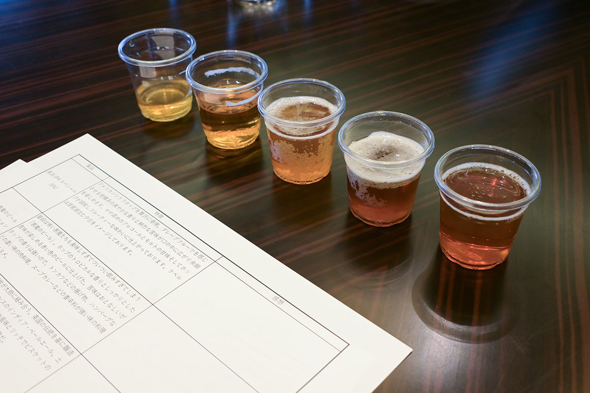 一同、5種類のIPAをちょっとずつ飲み比べていきます。なお最奥にいるのは、私物の「スーパー炎たこ」で、ひたすらたこ焼きを焼く編集長です