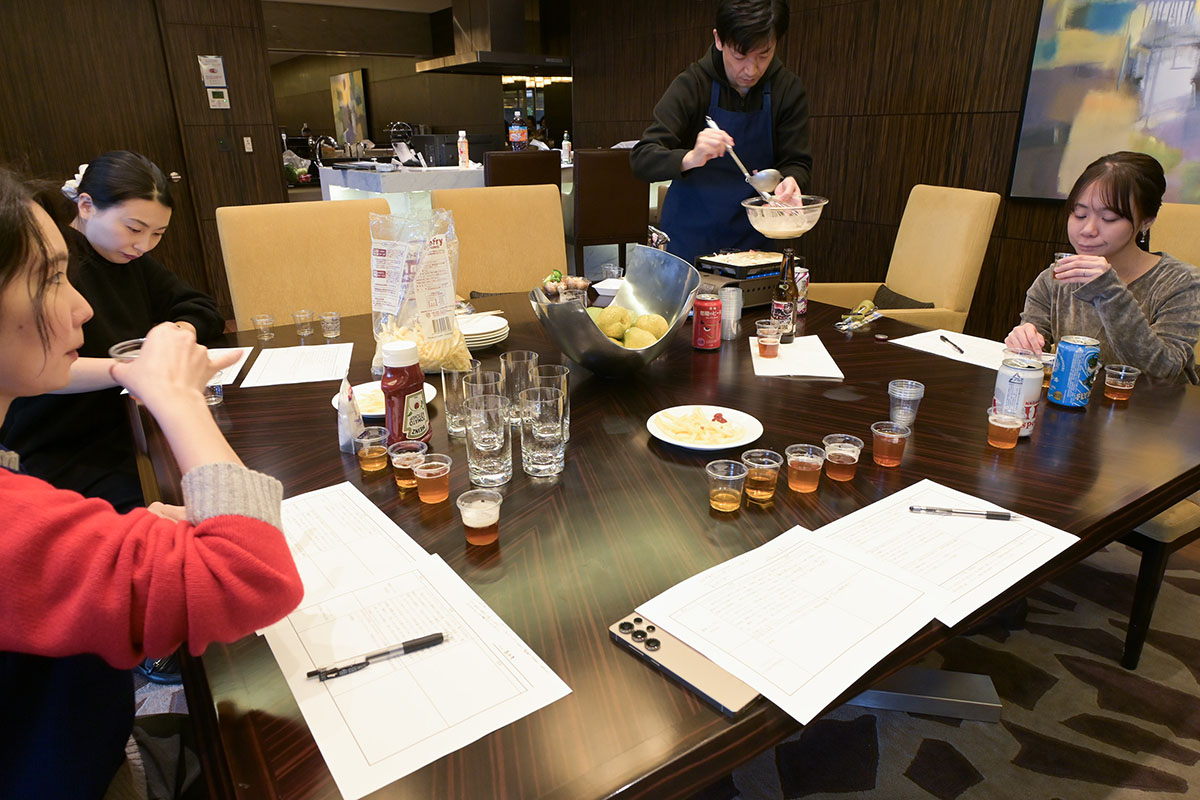 一同、5種類のIPAをちょっとずつ飲み比べていきます。なお最奥にいるのは、私物の「スーパー炎たこ」で、ひたすらたこ焼きを焼く編集長です