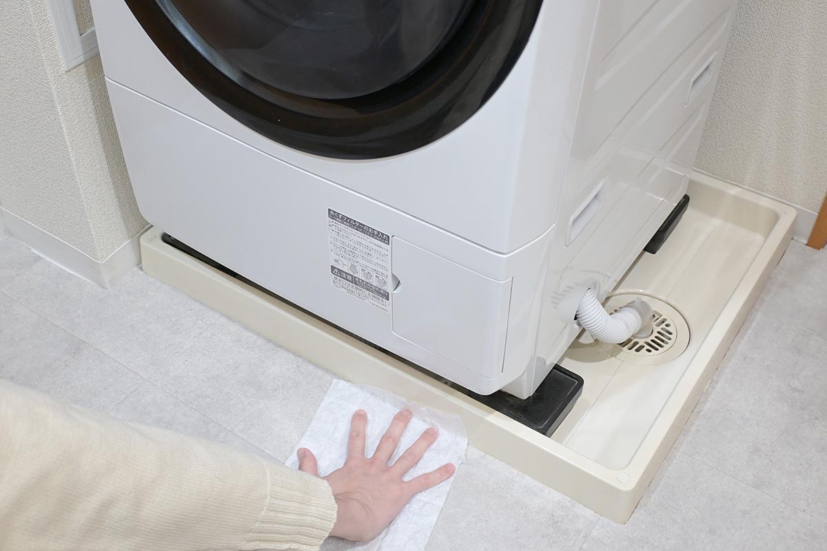 床も壁も、洗濯機の足元などもホコリなどが溜まりやすいのでしっかり拭き掃除