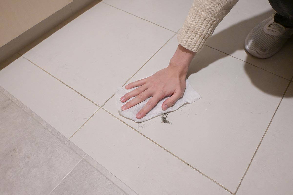 靴を置く土間部分=たたきは、ゴミを集めるようにして拭き上げよう