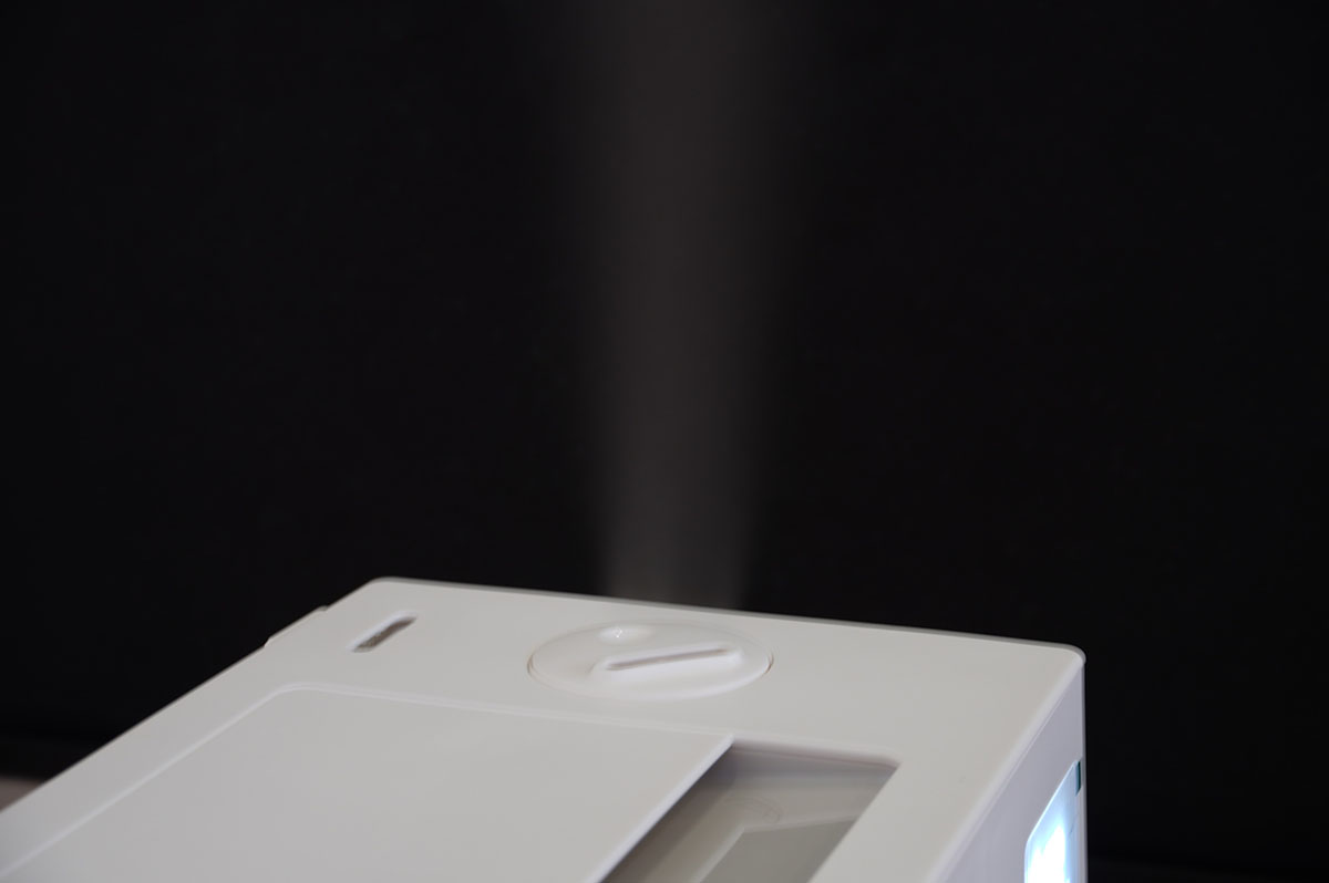 超音波式なのでミストが目に見えます。電子機器はそばに置かないようにしましょう