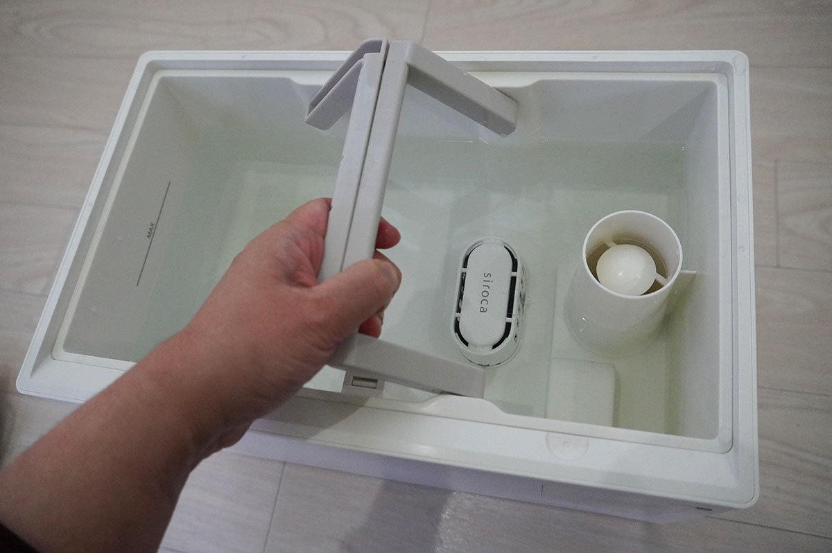 水タンクにはしっかりしたハンドルが2個ついています