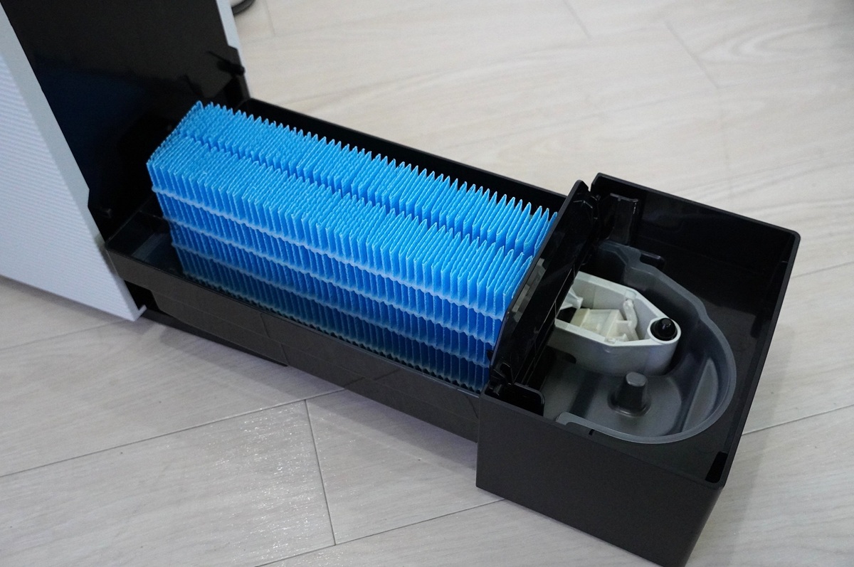 水にフィルターを浸し、フィルターに風を当てる方式です。写真は付属の抗菌気化フィルター使用