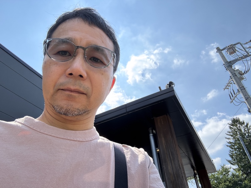 眼鏡市場で購入した調光メガネ。プラス5,500円で作れる。タイプは紫外線調光、カラーはグレーを選択