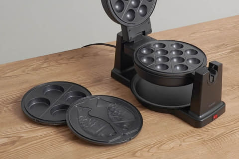 サンコー「回転羽つき屋台焼き ぐるり庵 TKYK25H」は、上下にプレートとヒーターを搭載