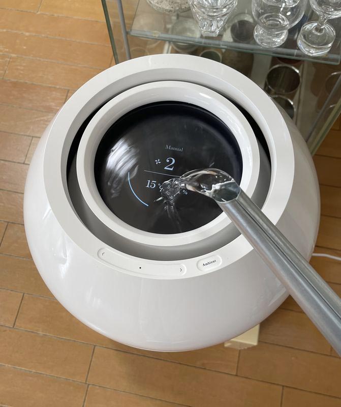 タンクレス式で天面に直接水を注ぐことができる