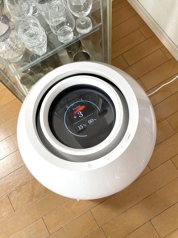高精細なディスプレイには水を注ぐなどの操作の後に金魚が登場する。操作パネルのフォントもどこかクラシカルで美しい