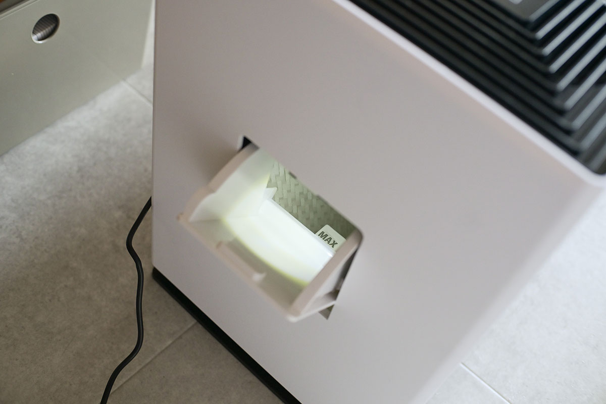 給水は横から。開くたびにライトがついて、中が見やすいのがありがたい〜
