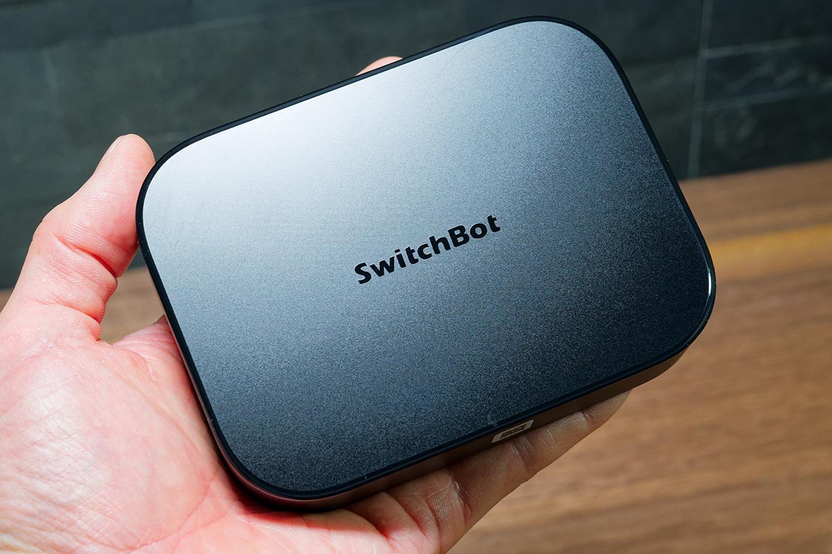 ずっしりした金属筐体の「SwitchBot AIハブ」。中身がぎゅっと詰まっているように思える