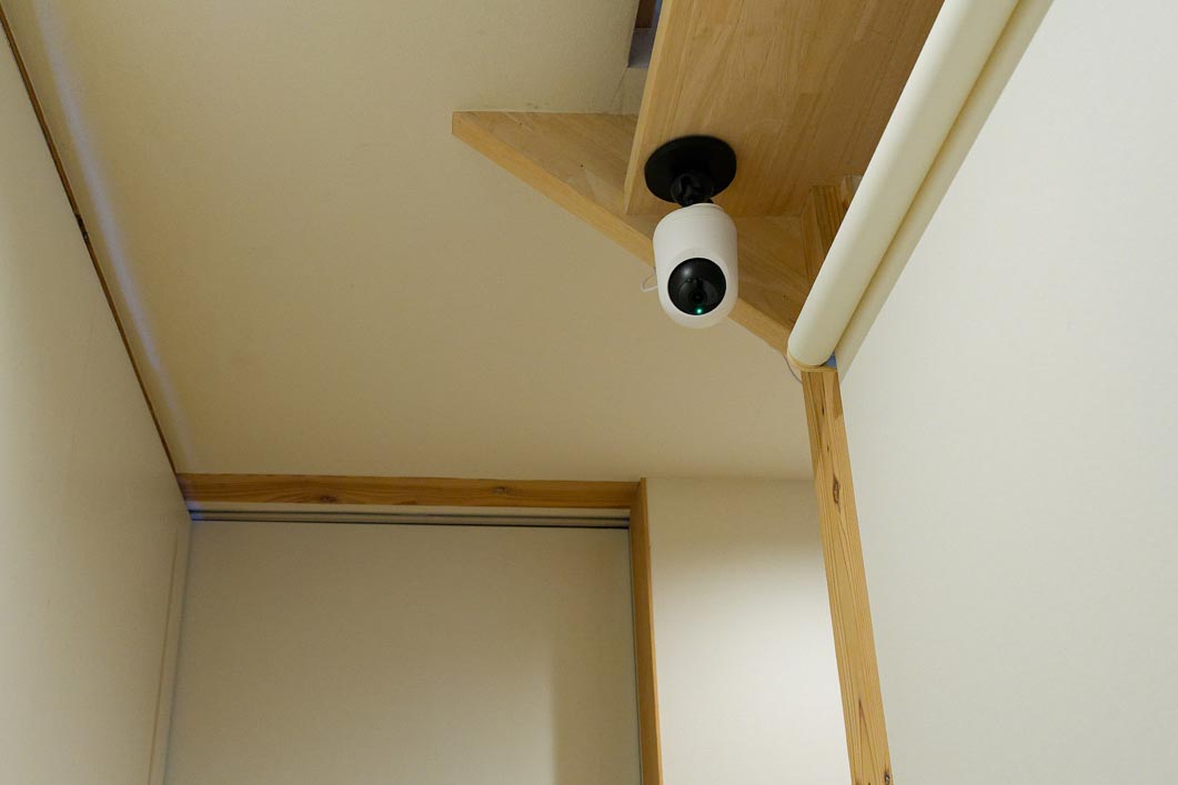 玄関に取り付けた見守りカメラ。レンズ部を回転させて、動く被写体を追従することが可能