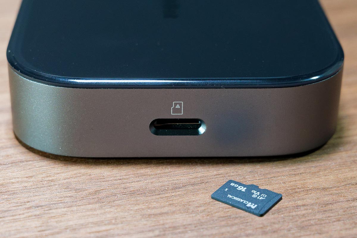 カメラ映像はAIハブに装着したmicroSDカードに一括して保存。最初から16GBが付属している
