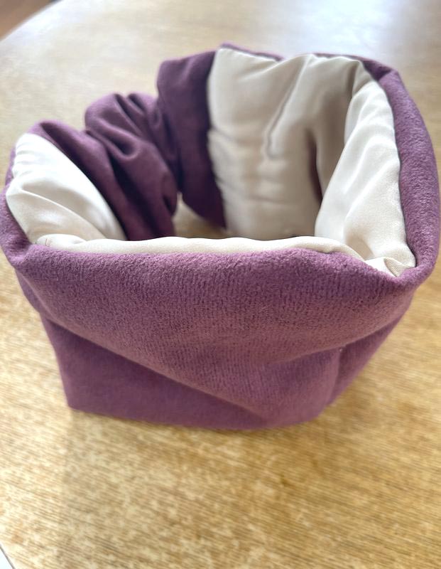 ふかふかしていて、肌に触れる部分はシルク製なので使い心地がいい「耳までシルク遮光アイマスク」をパワーナップ用として愛用しています