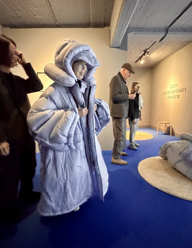 パーソナルな睡眠環境を与えてくれる「ZZZN SLEEP APPAREL SYSTEM」の15分睡眠服を装着中