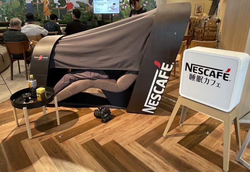 TOYOTAが開発した戦略的仮眠ツール「TOTONE」をネスカフェ仕様にした特別モデルが期間限定で置かれていました