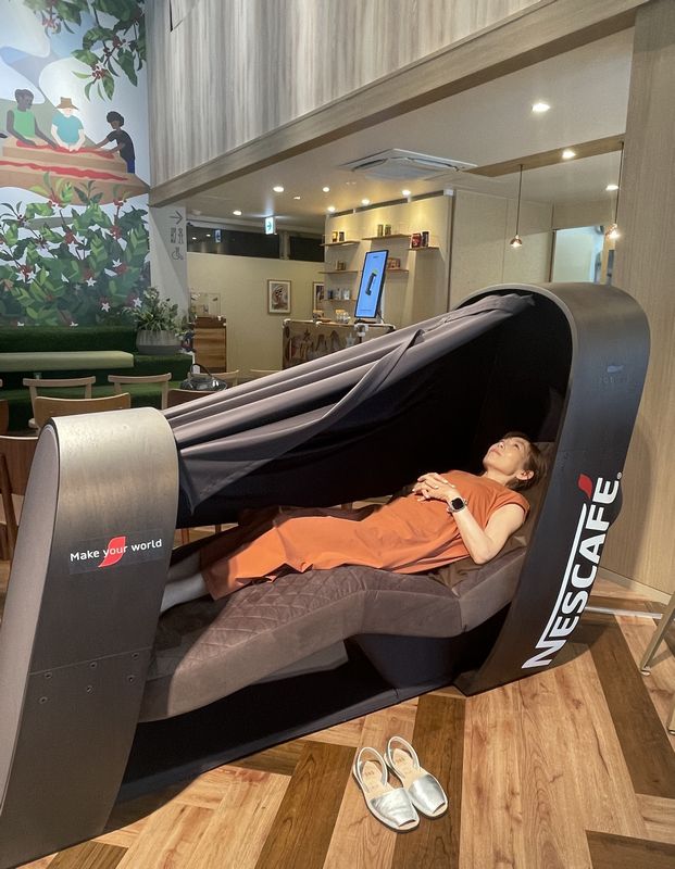 筆者も「TOTONE」の寝心地を体験。写真ではカーテンを開けていますが、実際にはこれを閉じて使用します