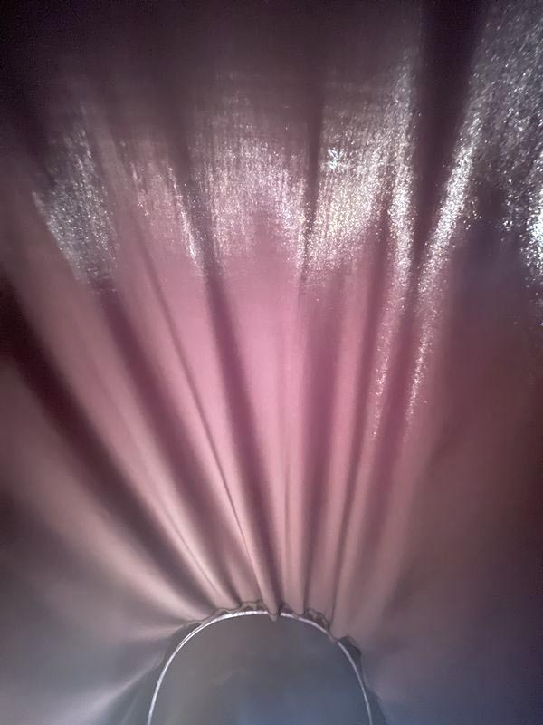 「TOTONE」に横になりながらトンネル状の空間を撮影した様子。布製のカーテン仕様なのでかすかに光が感じられ、閉塞感がないところが絶妙です