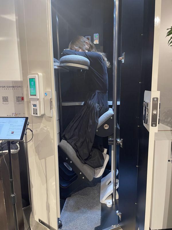 筆者も4点保持の姿勢によって立ったままでもリラックス…という謳い文句が本当かどうかを試してみたところ、意外にもリラックスできる姿勢でした