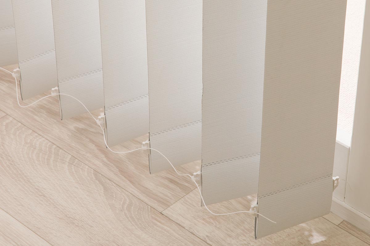 窓の広さに合わせ、はさみでカットして長さ調整