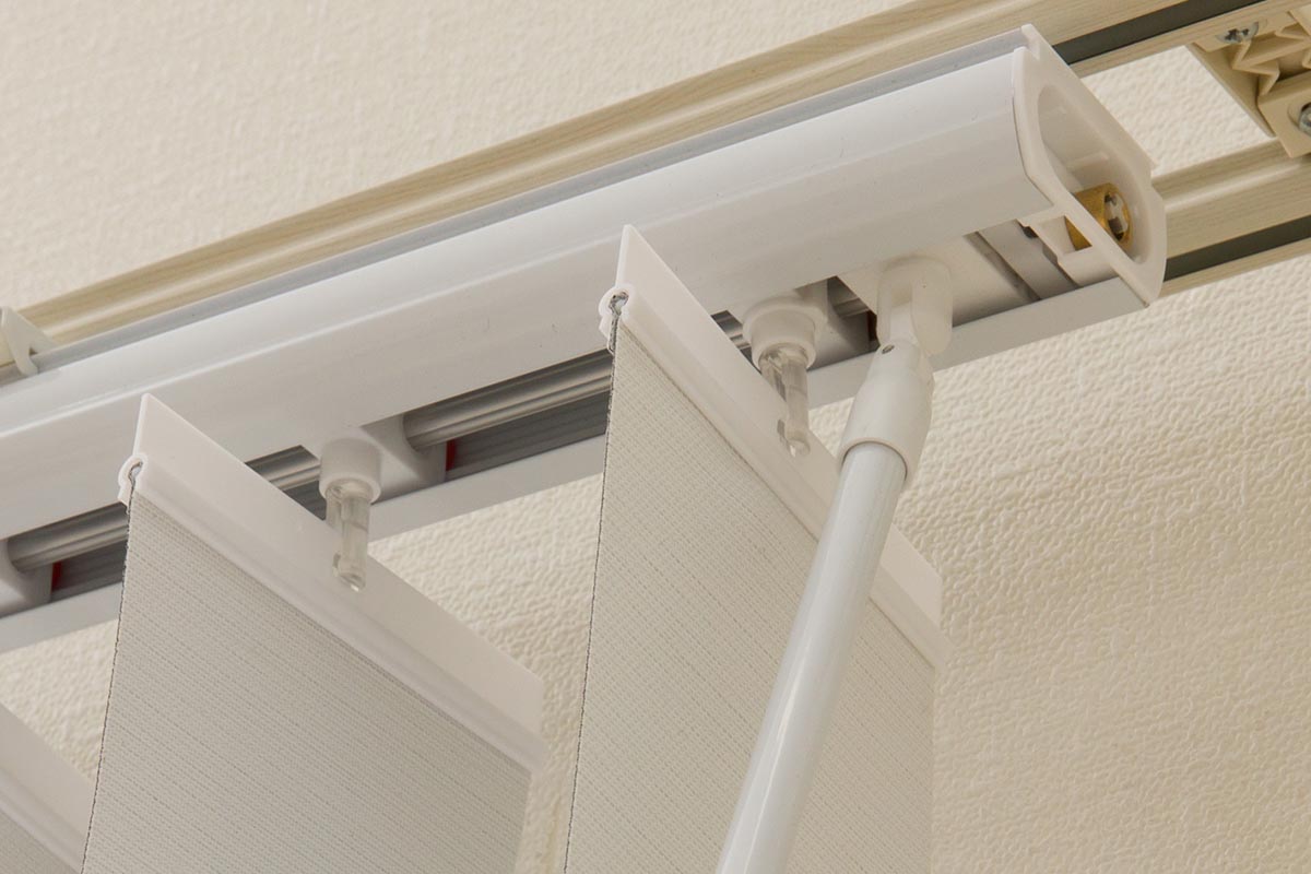 既設のカーテンレールに取り付け。バトンで回転や開閉ができる