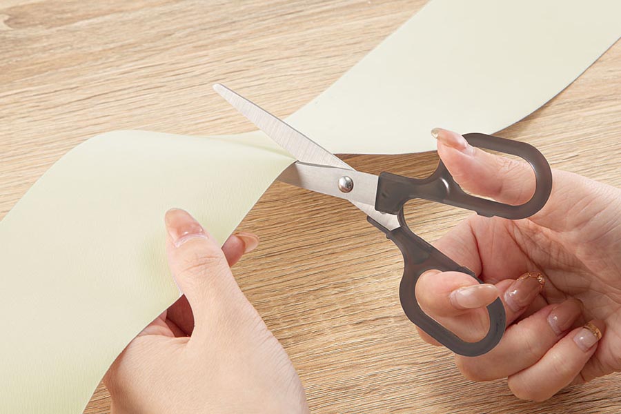 窓の広さに合わせ、はさみでカットして長さ調整