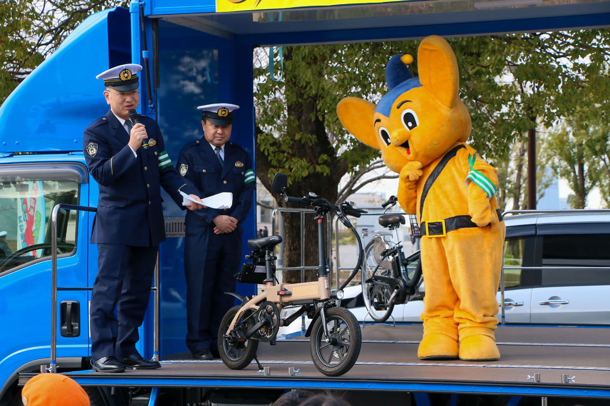 ペダルが付いていて、一見すると自転車のようだがスロットルで走行できるので法的には原動機付自転車となる