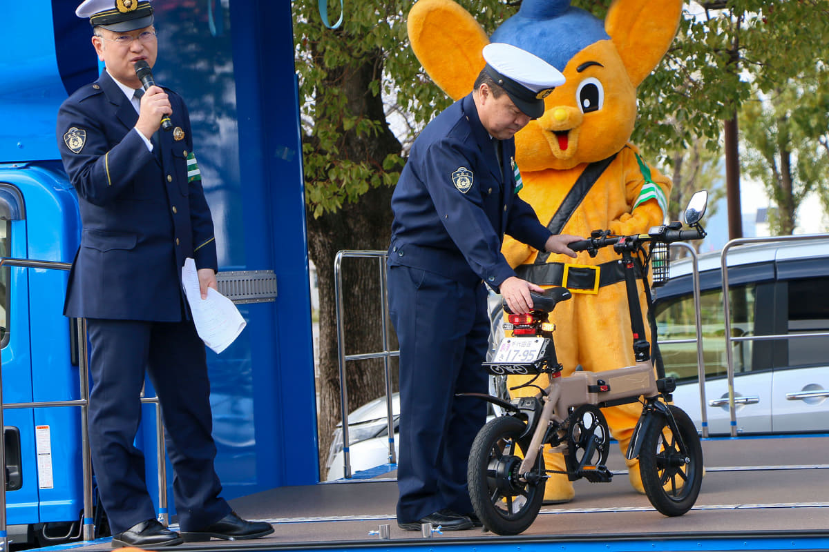 そのため、ナンバーやウインカーなどの灯火類の装備が必須。免許の取得や保険の加入も義務となっている