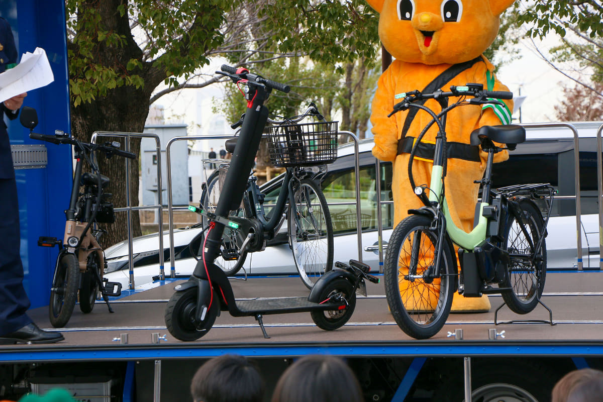 見た目は異なるが、どちらも特定原付。こちらもウインカーや灯火類の装備が必須