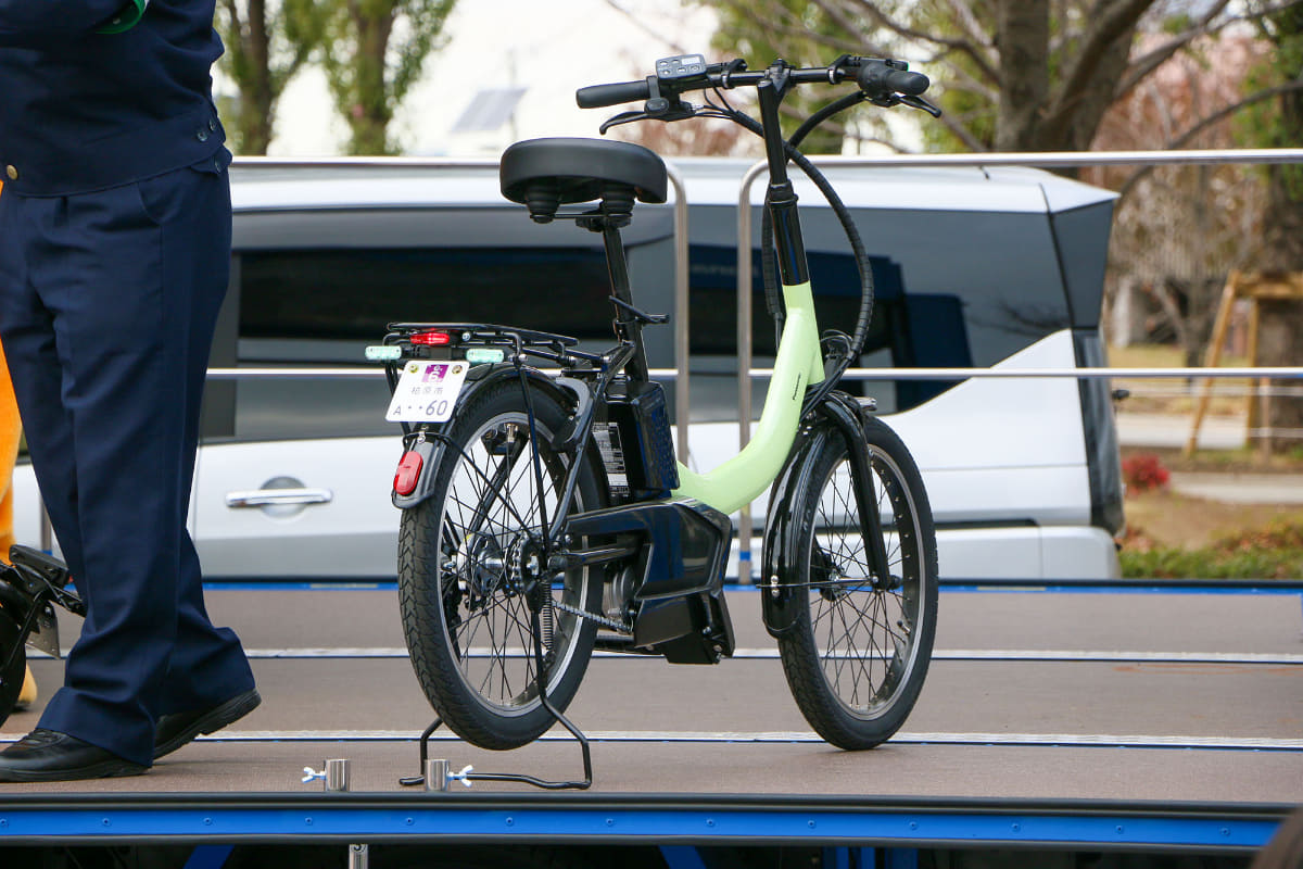 ナンバーは特定原付専用の正方形のものが装備される。リアにも灯火類の装備が必要