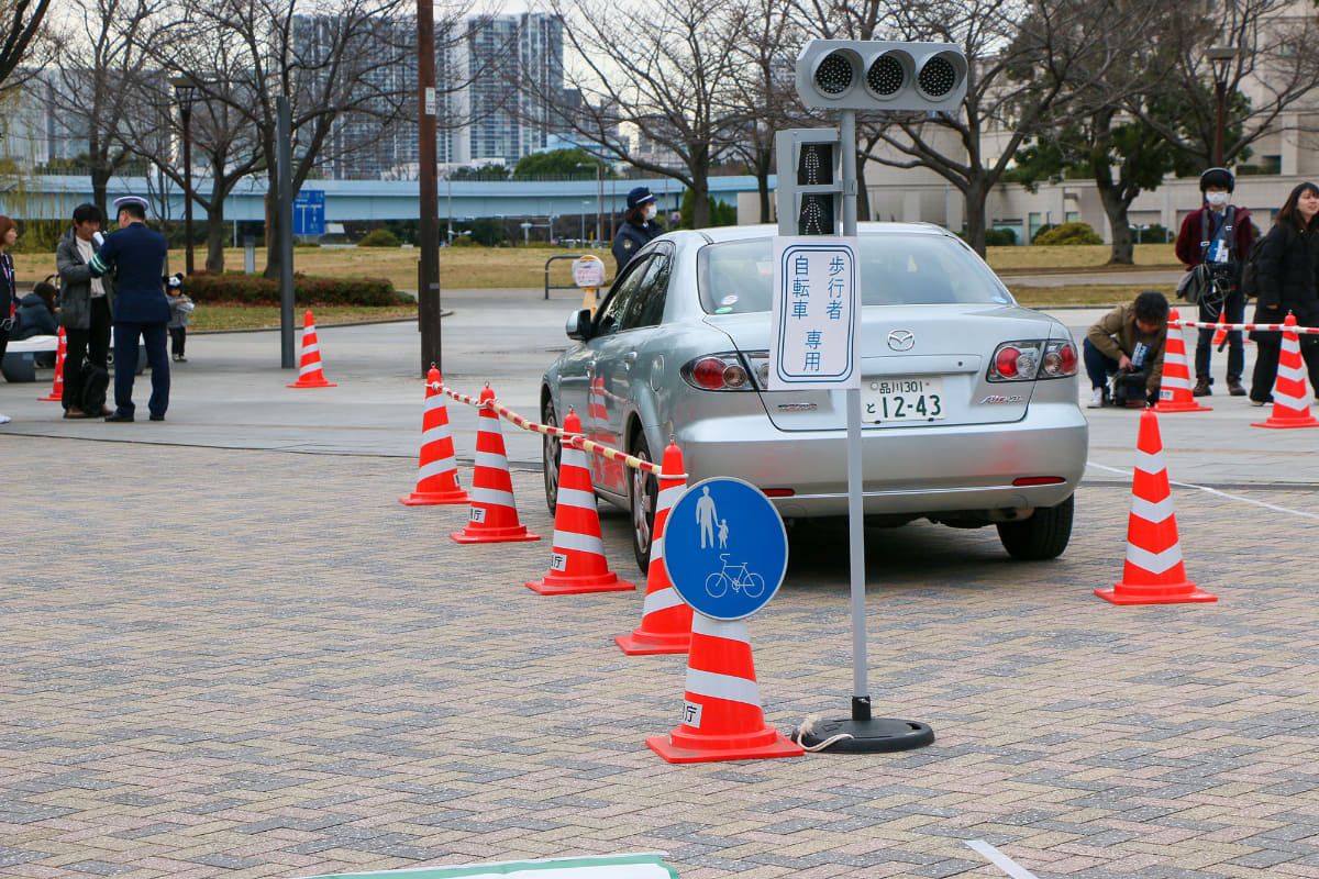 歩行者と自転車のマークが示された青い看板がある歩道のみ、特例モードに切り替えることで走行が可能