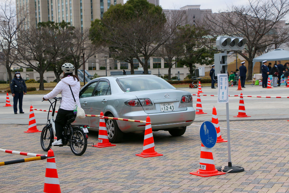特定原付で走れる歩道は限られていて、走る際には時速6km以下に限定された特例モードへの切り替えが必須
