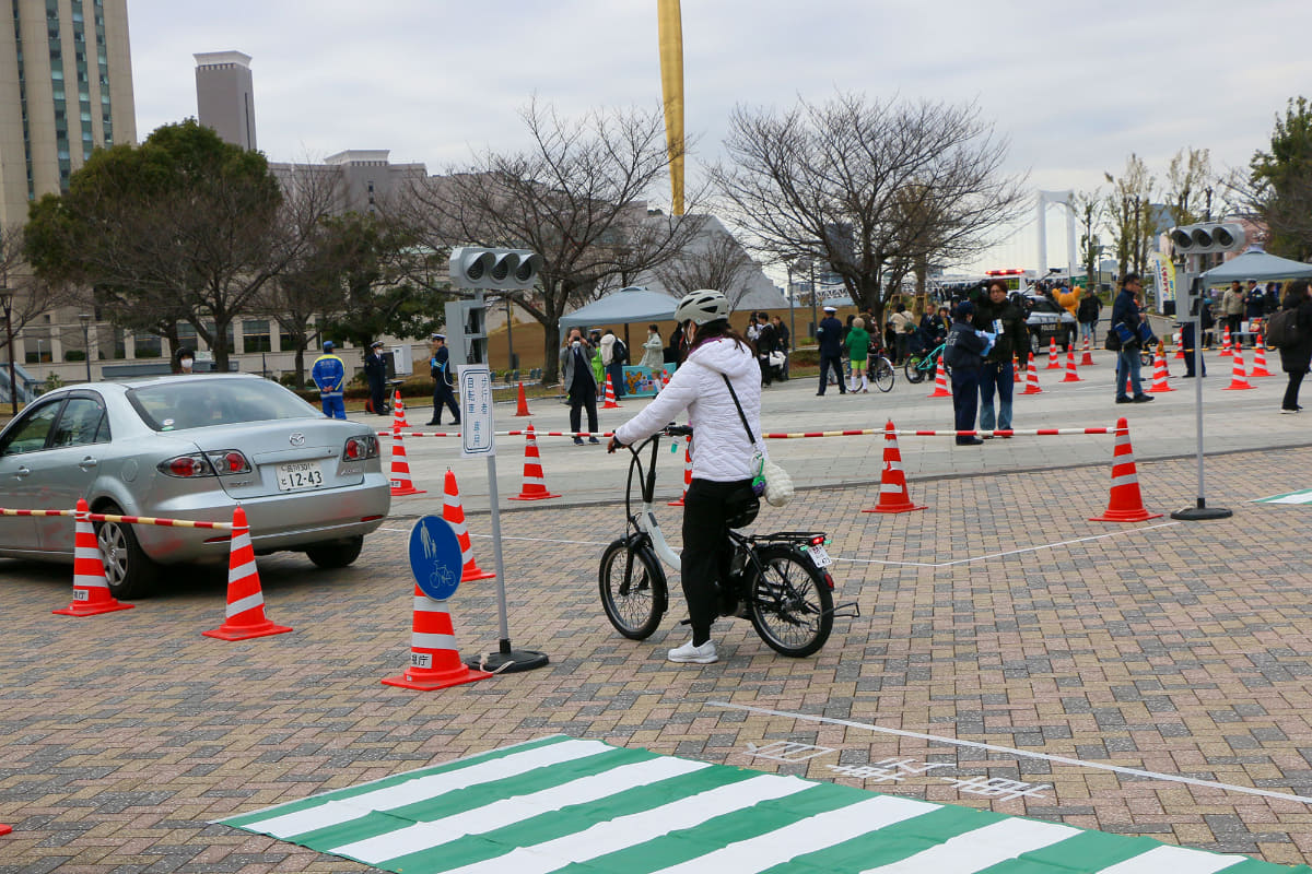 信号のある交差点を右折する際は、一旦直進して右折方向の信号が青になるまで待つ二段階右折が必要