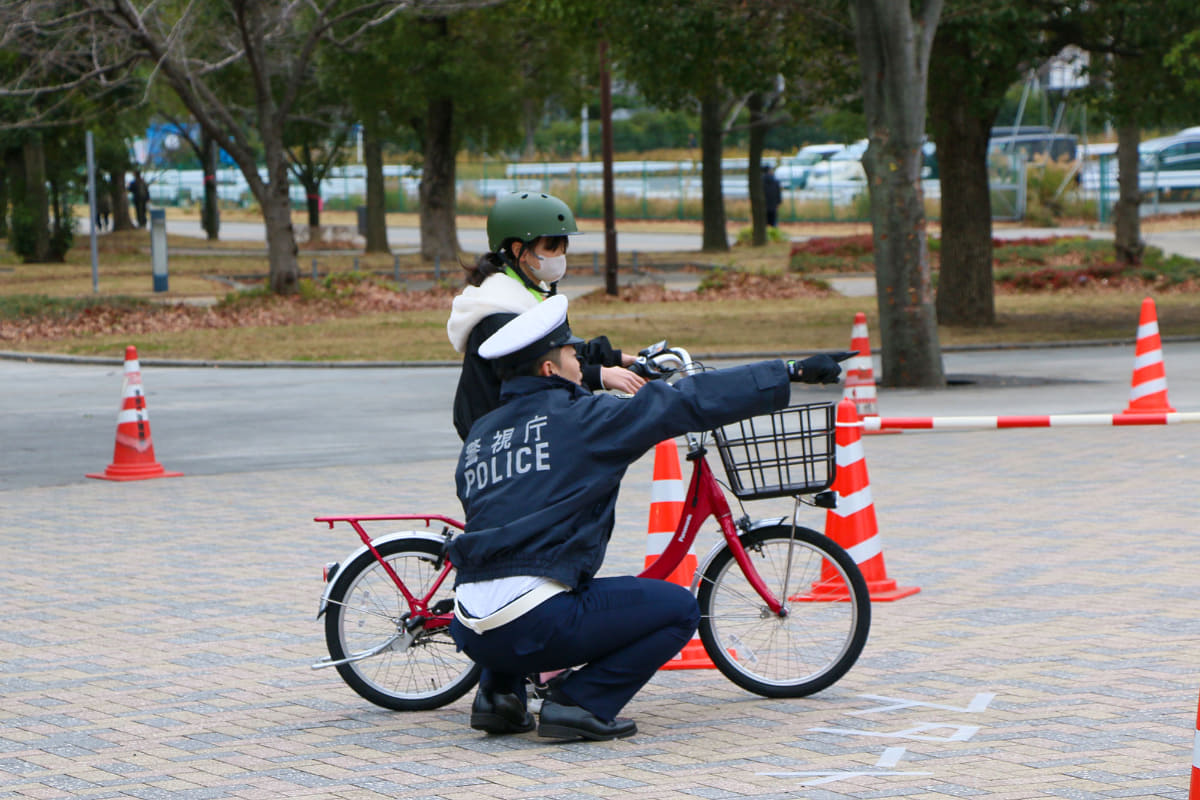 実際に警察官の説明を聞きながら、大人から子供まで多くの人が法規に沿った走行を体験していた
