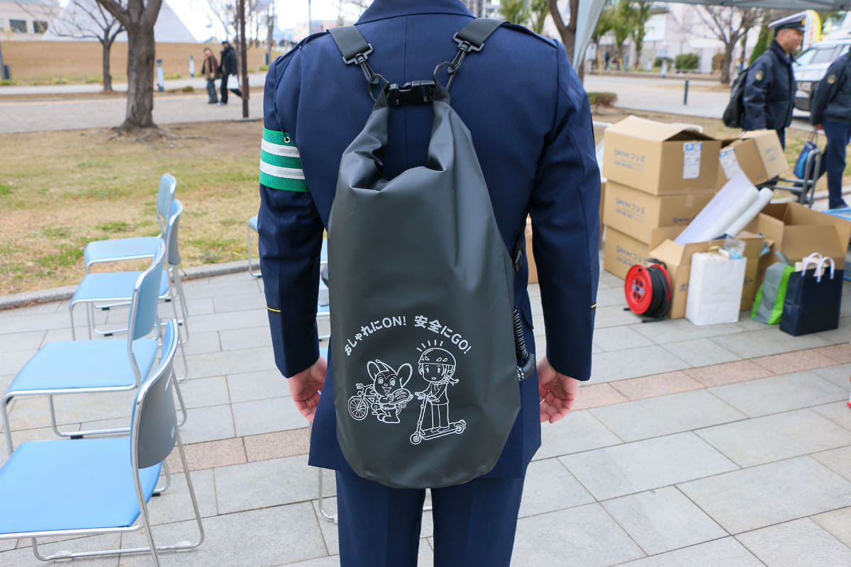 実際に体験走行をした参加者には、オリジナルのヘルメットバッグが配られていた。防水仕様でヘルメットを入れたまま自転車にも固定できる