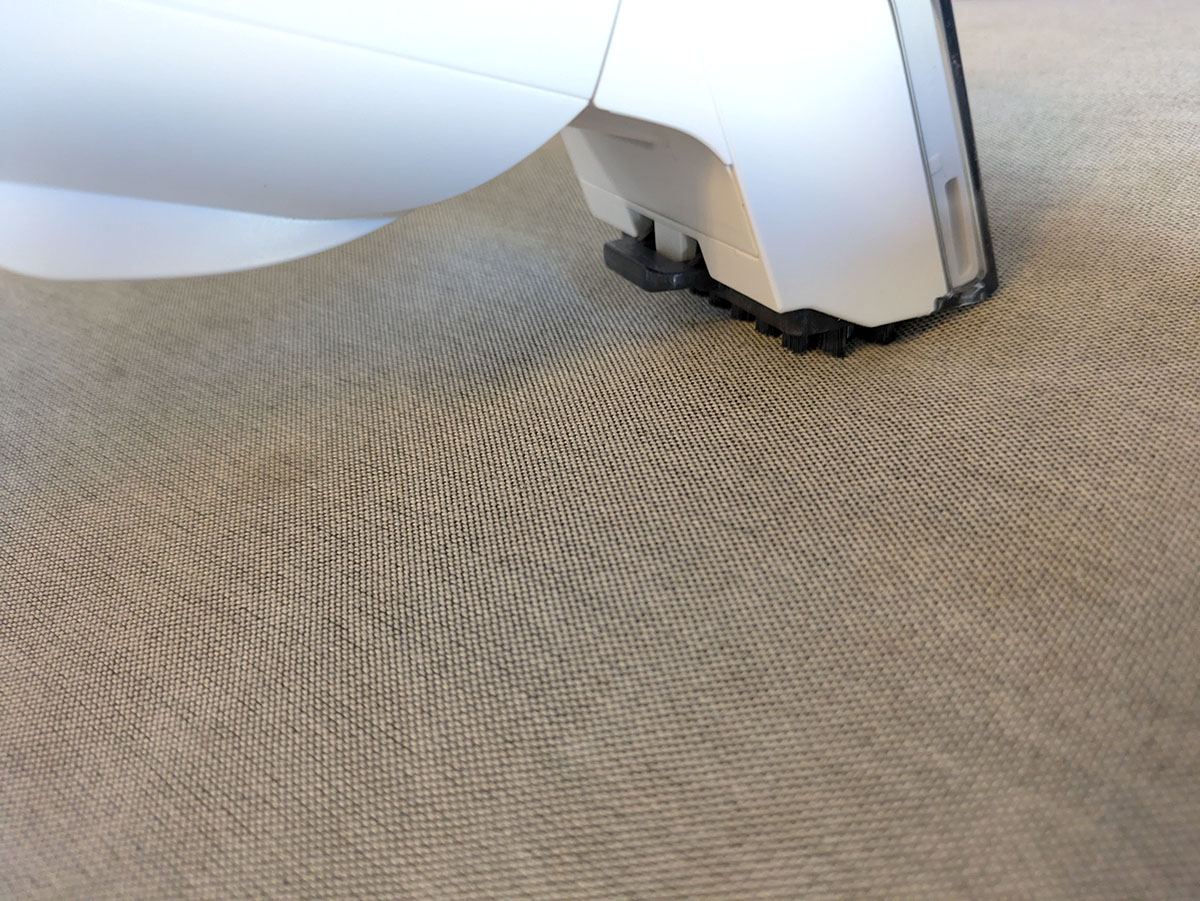 最初に表面をブラシでこするようにして汚れをとります