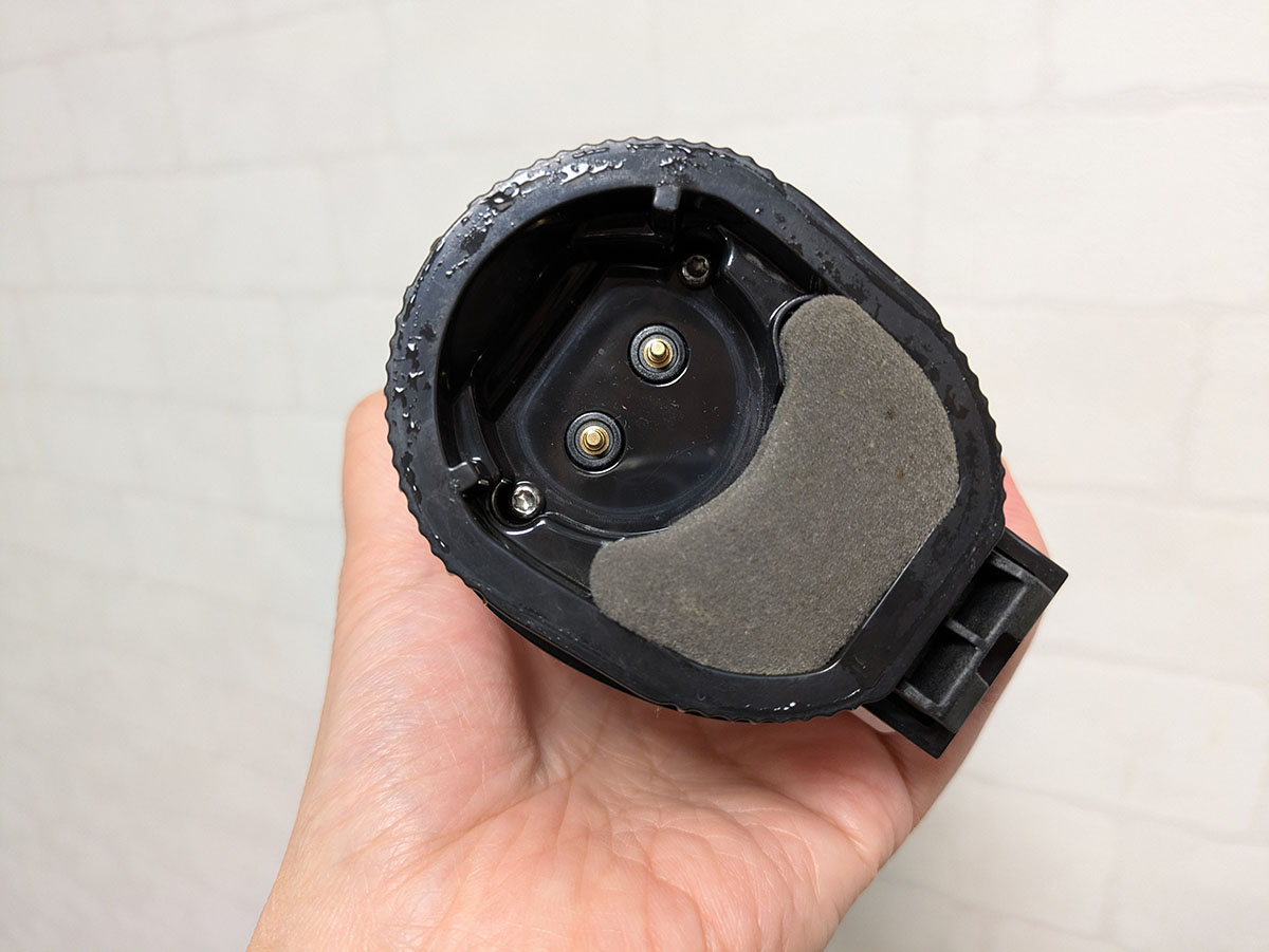 フィルターやスポンジ部分も定期的なお手入れがマスト。水洗いをして、しっかり乾燥させます
