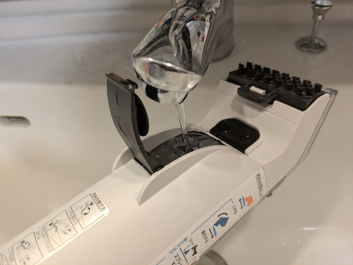 水道水を入れてから電源を入れて洗浄します