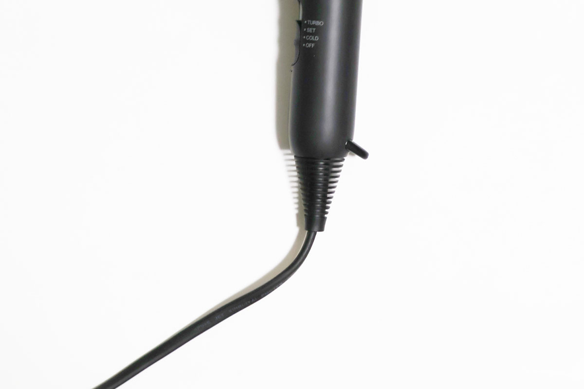 コードの長さは約1.7m。コード断線を抑える二重被覆コードとコードプロテクターを採用し、10万回以上の屈曲試験もクリア。毎日使う道具としても安心感があります