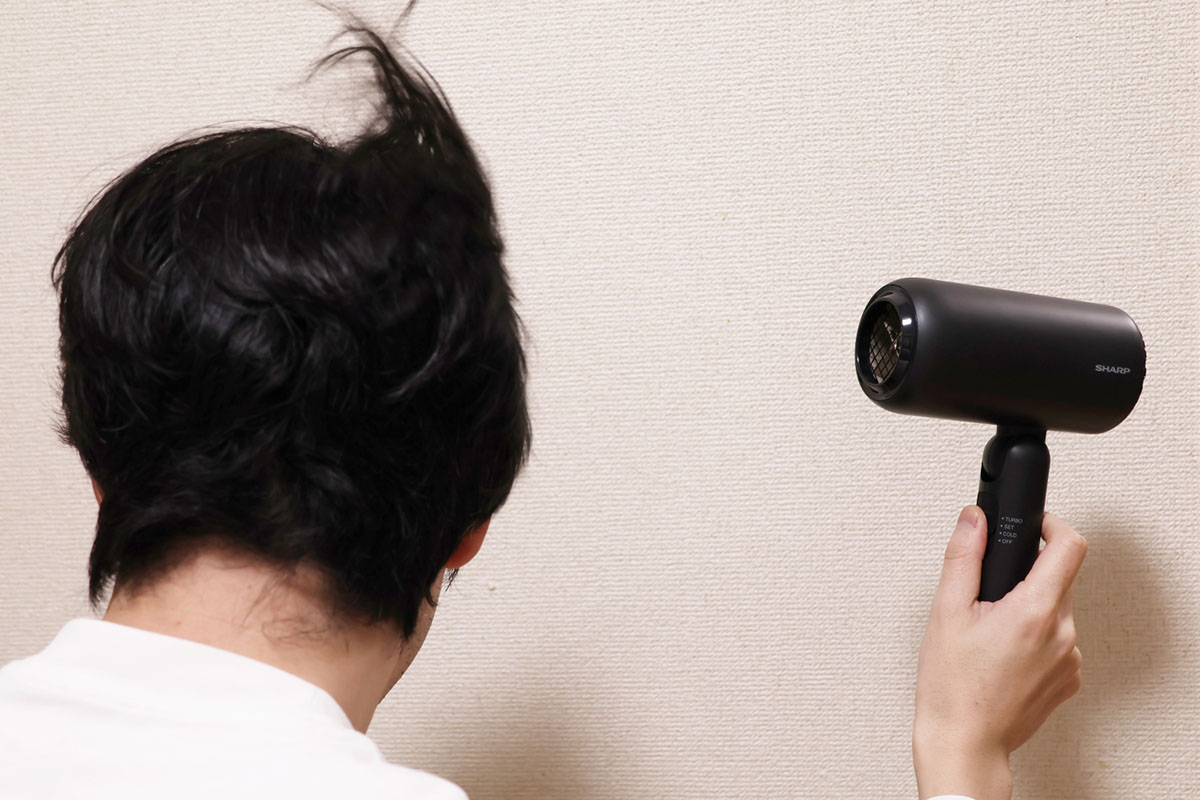 TURBOで乾かしている様子。単に乾くまでの時間が短いだけでなく、髪の内側までスッと風が入り込み、根元から効率よく乾かせている印象で、湿り気がみるみる抜けていくのがわかります