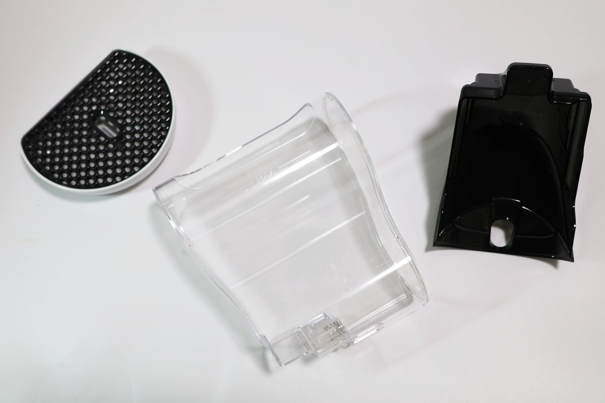 左から抽出トレイ、給水タンク、ポッドコンテナ