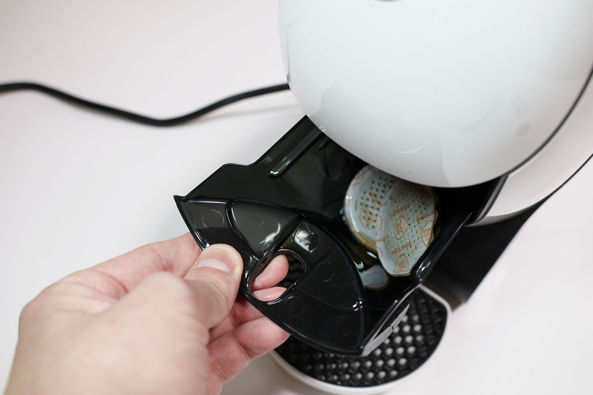 使い終わったポッドは「ポッドコンテナ」に溜まる仕様。一般的なカプセルコーヒーメーカーだと使い終わるたびにポッドを取り出す必要があるので、連続で抽出しやすい点は便利